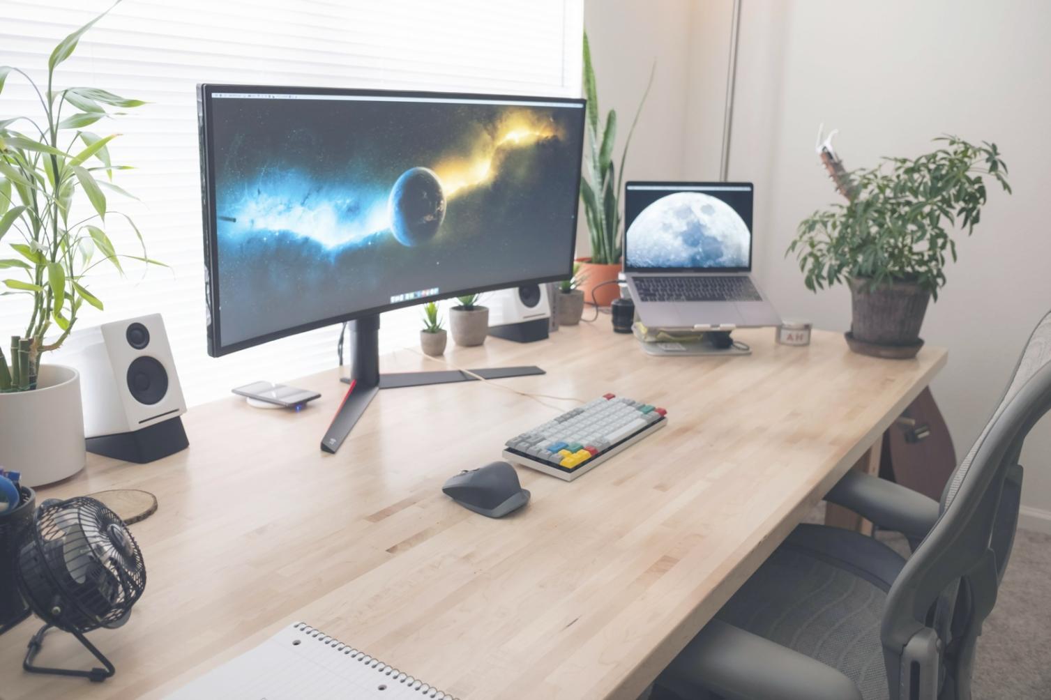 Analyse de documents financiers sur un bureau moderne